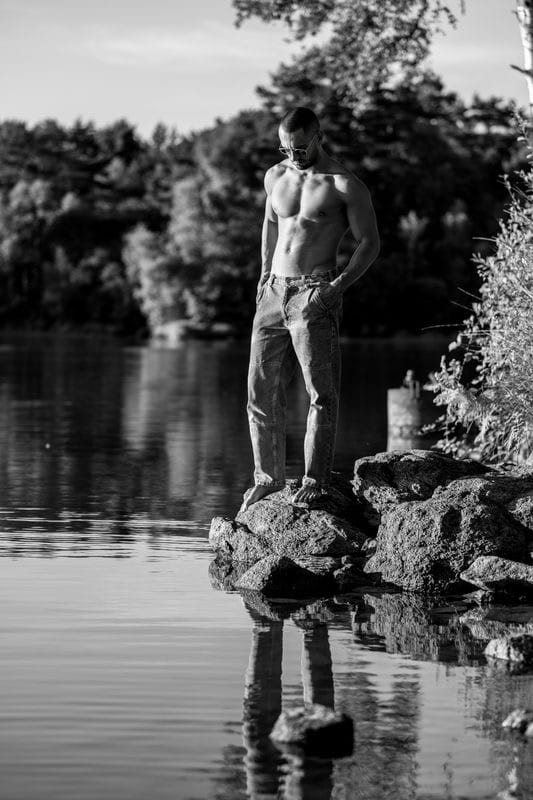 Jeremy Pouch au bord d'un lac, en noir et blanc